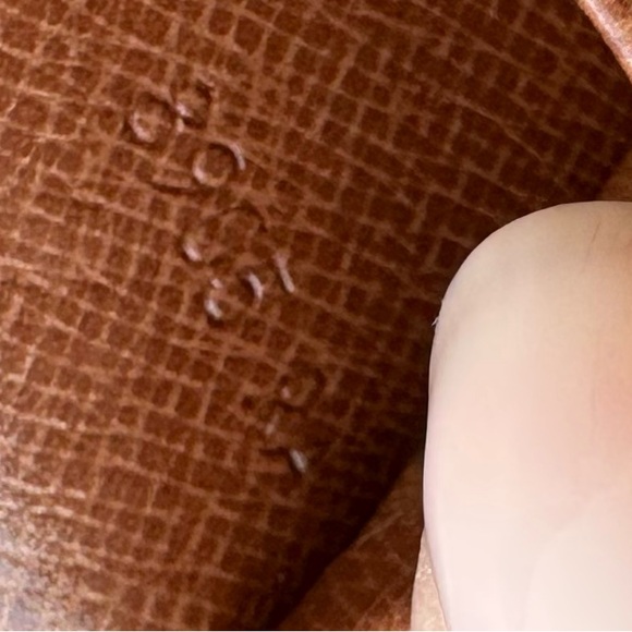 Louis Vuitton Monogram Canvas Card Holder Wallet – Unisex - Picture 5 of 5